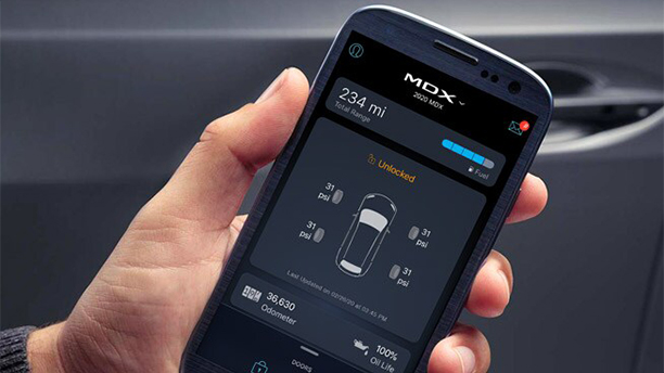 A hand holds a smartphone open to the Acura Link app.	Une main tient un téléphone intelligent ouvert sur le lien de l’application Acura.
