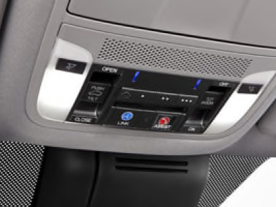 Close-up shot of the overhead console./Gros plan de la console au pavillon